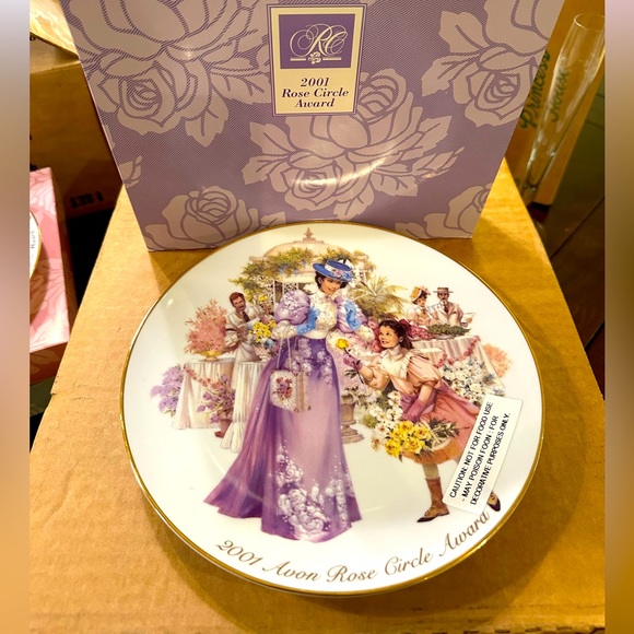 Avon Other - #71 Avon 2001 Rose Circle Award "The Gift of Flowers" Collectors Plate